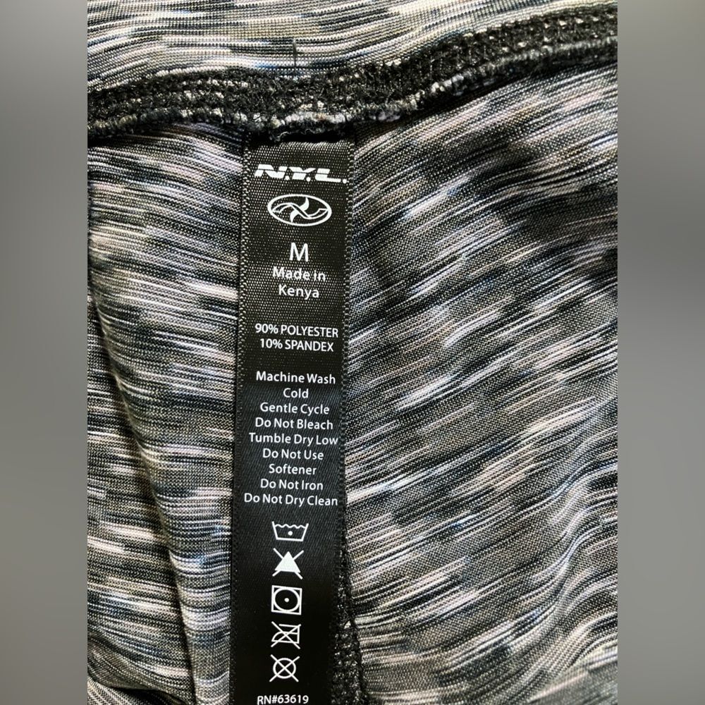 NYL calf length activewear leggings, excellent condition, size medium - Picture 2 of 2